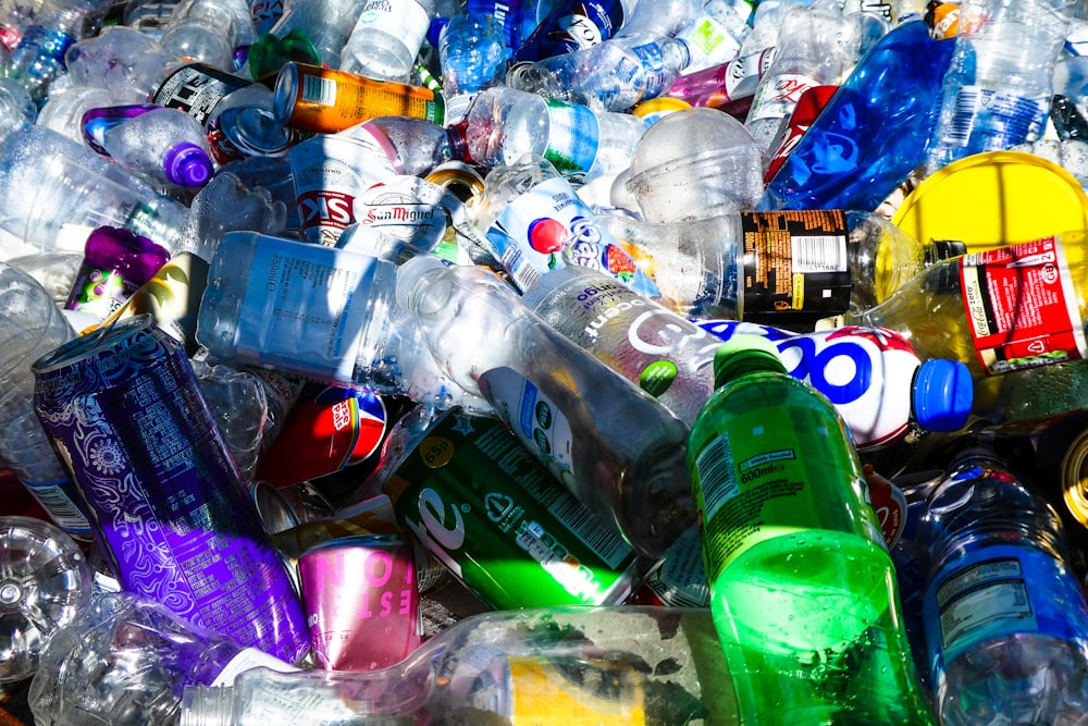 Tumpukan botol plastik siap didaur ulang